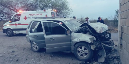 Camioneta se impactó contra domicilio a un lado de la carretera al Capulín