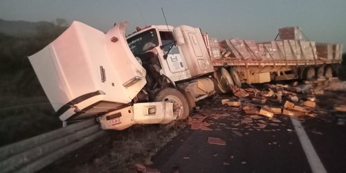 Chocan tráiler y grúa en supercarretera a Cerritos: Muere un joven