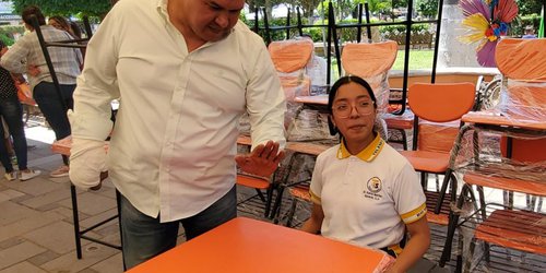 Entrega Arnulfo Urbiola Presidente de Rioverde, mobiliario a telesecundaria "Dr. Gabriel Martínez"