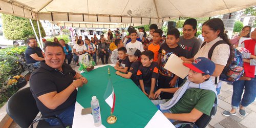 Alcalde atendió en la plaza a 60 personas