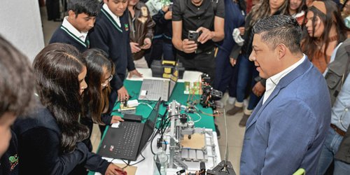 Impulsan a estudiantes con financiamientos para titularse