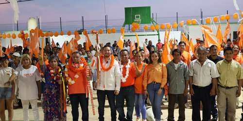 Arturo Carral recibió el bastón de mando de las comunidades indígenas de SLP