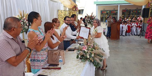 Reconocen a 4 maestros por 40 años de servicio en la primaria Josefa Ortiz