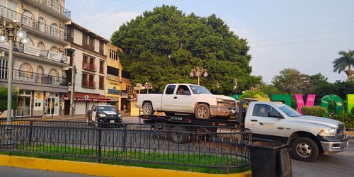 Abandonan camioneta en la plaza con uno o más cadáveres maniatados