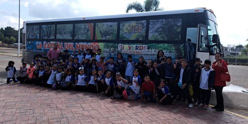 En camión del ayuntamiento llevan al cine a estudiantes del Pescadito