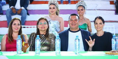 Alcalde Urbiola y Karina Quintero asistieron a Feria de Cerritos