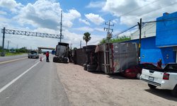 Caja de tráiler aplastó dos vehículos por la colonia Ilusión