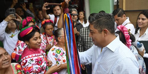 Recibe Gobernador bastón de mando de artesanos de la FENAPO