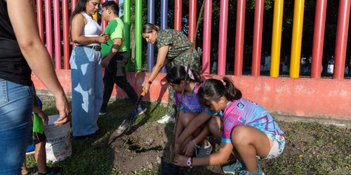 Deportivo Ferrocarrilero fue reforestado por el SMDIF Rioverde con 30 arbolitos