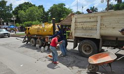 Reparan sector hundido de calle en la plaza de Rioverde