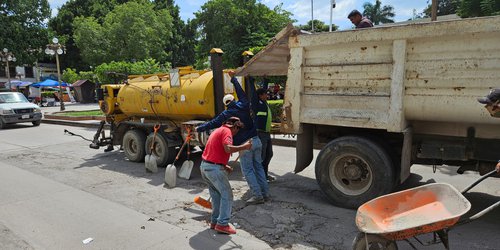 Reparan sector hundido de calle en la plaza de Rioverde