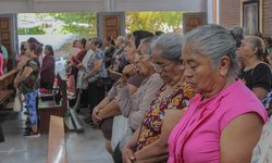 Celebran misa por Día del Adulto Mayor