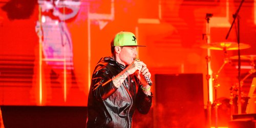 Vanilla Ice y Caló triunfando y llenan de rap y nostalgia al teatro del pueblo