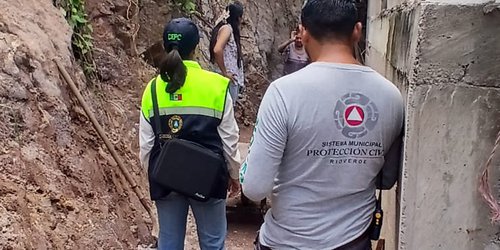 Desalojan a estudiantes de escuelas y viviendas por riesgo de deslizamiento de tierra