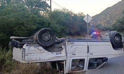 Dos heridos en volcadura de camioneta sobre la carretera 70.