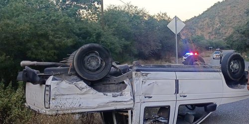 Dos heridos en volcadura de camioneta sobre la carretera 70.