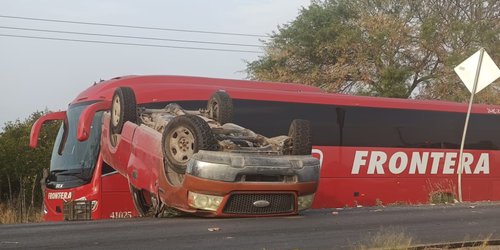 Volcó camioneta sobre carretera 70 a la altura de Adjuntas