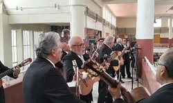 Mercado Hidalgo festejó en grande a los papás con música, rifas y regalos