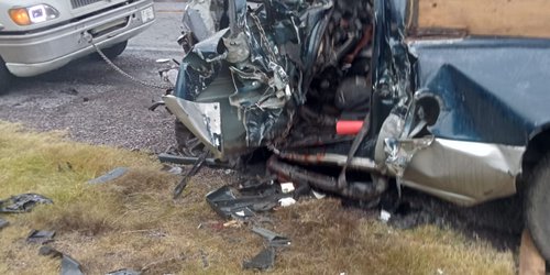 Dos personas heridas en choque de tráiler con camioneta