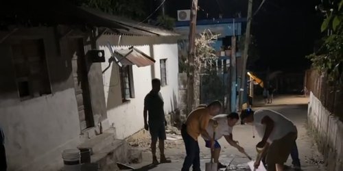 Vecinos de Agua Buena, Tamasopo, se organizan para tapar baches rumbo al panteón