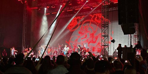 Panteón Rococó hace vibrar la Arena Potosí con rotundo éxito