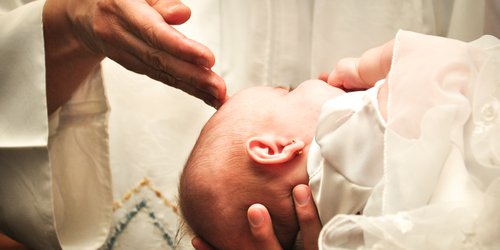 La Iglesia Católica no niega el bautismo por la situación civil de los padres