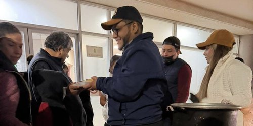 Diputado José Roberto García Castillo comparte tamales y café en Hospital de Rioverde