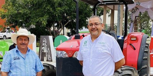 Gobierno de Lagunillas entrega paquete agrícola a productores y ganaderos