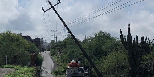 Atienden caída parcial de poste de luz en Los Ángeles