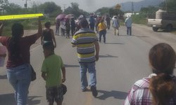 Ciudadanos blooquean carretera de Cárdenas, por falta de agua