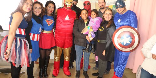 Voluntariado de Salud entrega juguetes a niños que acudían a atención médica