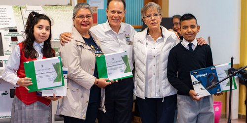 Entregan reconocimiento a participantes del Concurso de Deletreo en Inglés