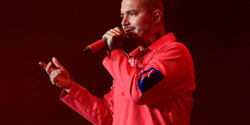 J Balvin pide parar la "guerra civil" que se vive en Colombia