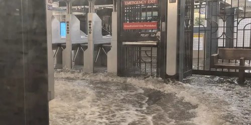 No es la CDMX... el Metro de NY se inundó, y graban 'cascadas con fuentes' en las estaciones