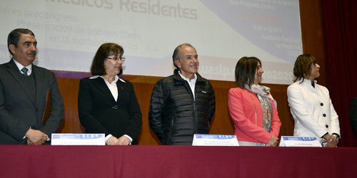 Reconoce Juan Manuel Carreras trabajos científicos de médicos residentes