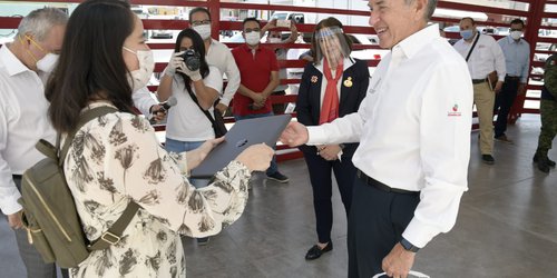 JM Carreras entrega a niño computadora portátil para que continue sus estudios