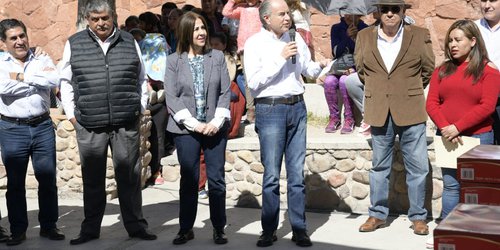 Conviven JM Carreras y Lorena Valle con habitantes de Escalerillas
