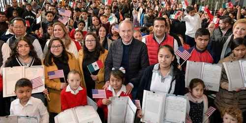 Entrega JM Carreras 510 actas de doble nacionalidad a niños, niñas y jóvenes potosinos