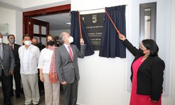 JM Carreras y Olga Regina develan placa conmemorativa por cambio estructural a escuela Judicial