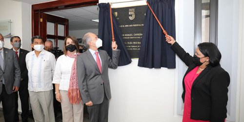 JM Carreras y Olga Regina develan placa conmemorativa por cambio estructural a escuela Judicial