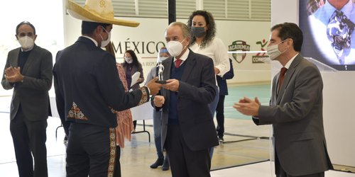 Gobernador JM Carreras entrega premio estatal del deporte 2020