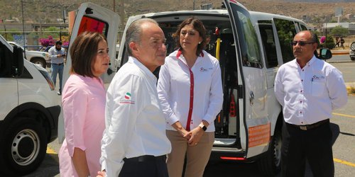 JM Carreras y LVR entregaron vehículos adaptados y camionetas a DIF´s Municipales