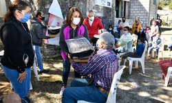 Juan Manuel Carreras y Lorena Valle entregan cobijas y despensas en zonas serranas