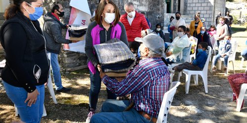 Juan Manuel Carreras y Lorena Valle entregan cobijas y despensas en zonas serranas
