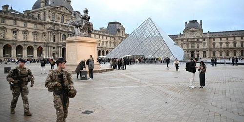 El Louvre permanece cerrado un día después de sufrir el robo de joyas de Napoleón.