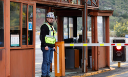 Hallan sin vida a 1 de los 5 mineros atrapados a más de mil metros de profundidad en Chile.