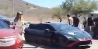 Tunden en redes sociales a Natanael Cano por estacionarse en zona para personas con discapacidad