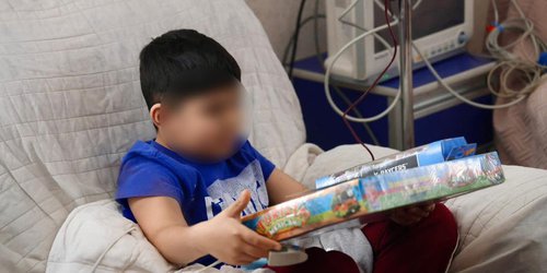 Niñas y niños del hospital central reciben juguetes.