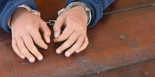 Detienen a jovencita de 15 años que presuntamente golpeó a su madre y a su hermana