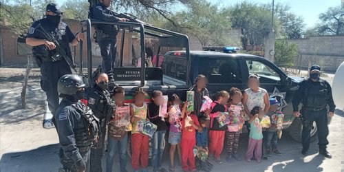 Policías Estatales regalan juguetes a niñas y niños de Rioverde por el Día de Reyes